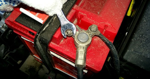 Проверка крепления клемм аккумуляторной батареи в рефрижераторах